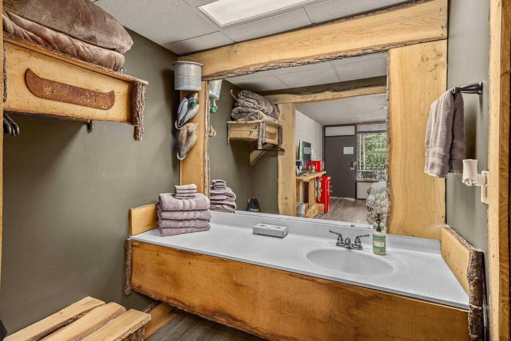 Stonegate Lodge 2 Queen Beds Fast Wifi 50In Tv Salt Water Pool Room # 305 Eureka Springs Exterior photo