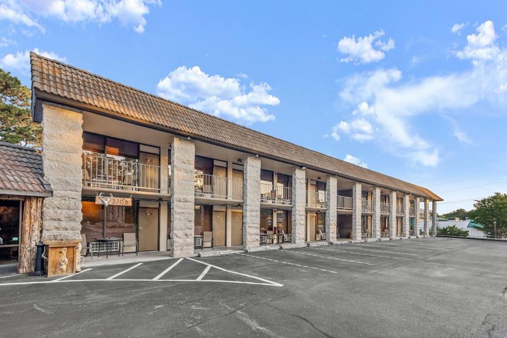 Stonegate Lodge 2 Queen Beds Fast Wifi 50In Tv Salt Water Pool Room # 305 Eureka Springs Exterior photo